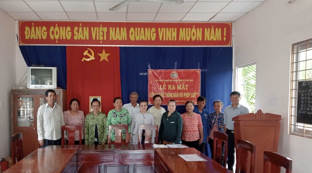 Hội Nông dân xã Tân Thới ra mắt Câu lạc bộ “Nông dân với pháp luật”