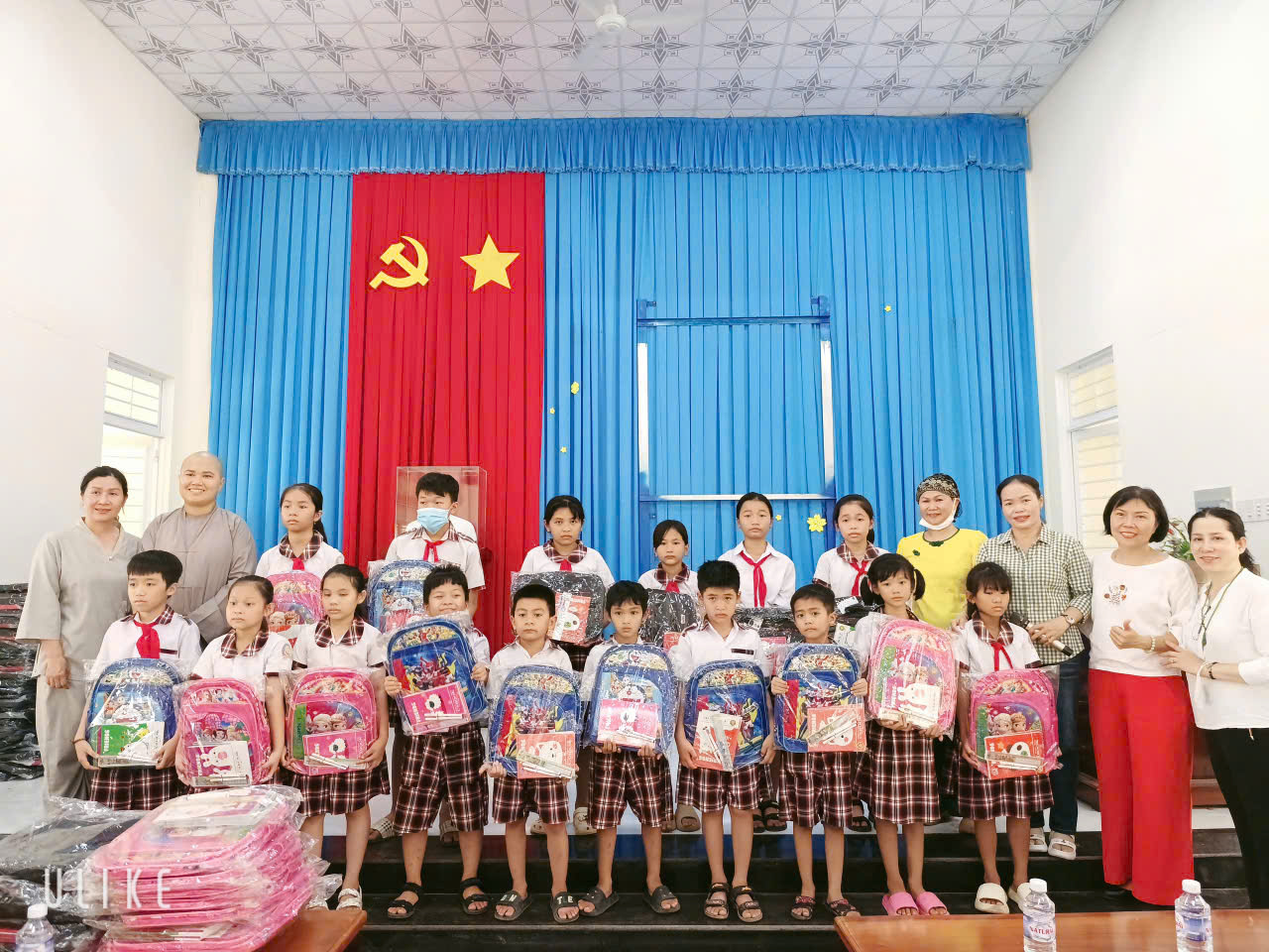 Xã Tân Thới tặng dụng cụ học tập cho các em học sinh có hoàn cảnh khó khăn trên địa bàn xã