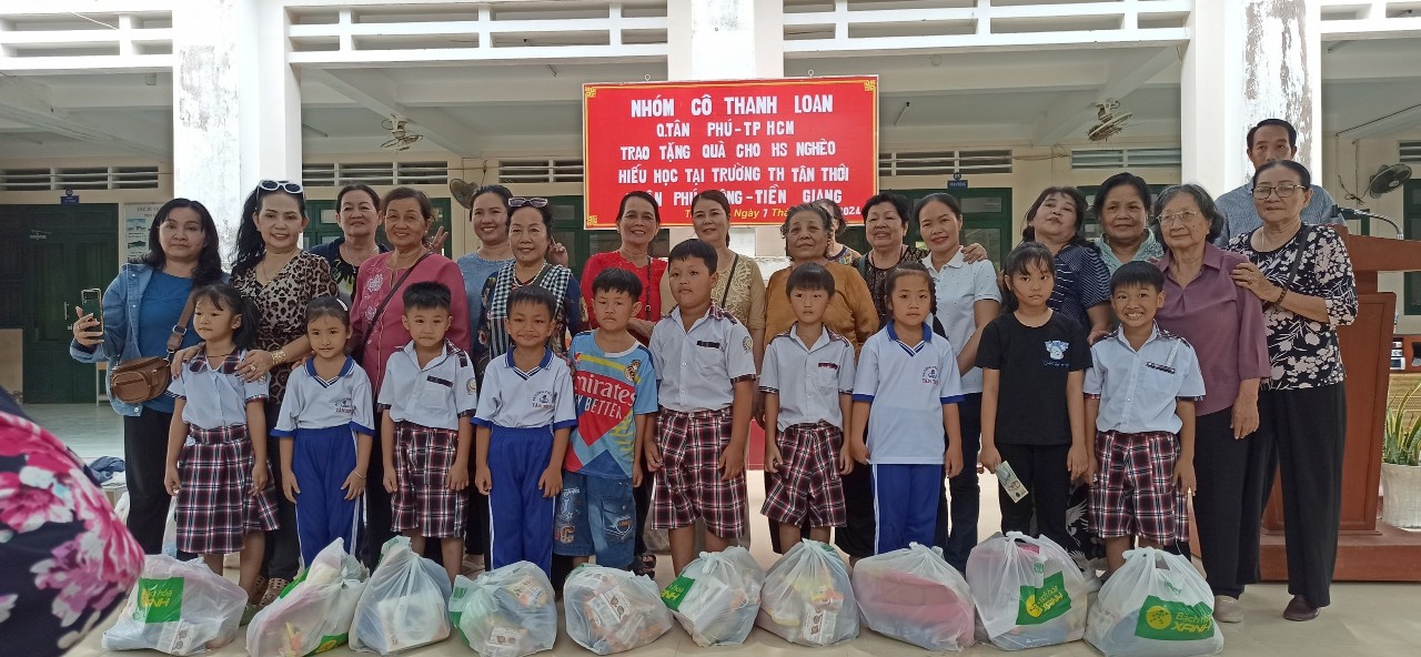 Xã Tân Thới tặng quà cho học sinh có hoàn cảnh khó khăn